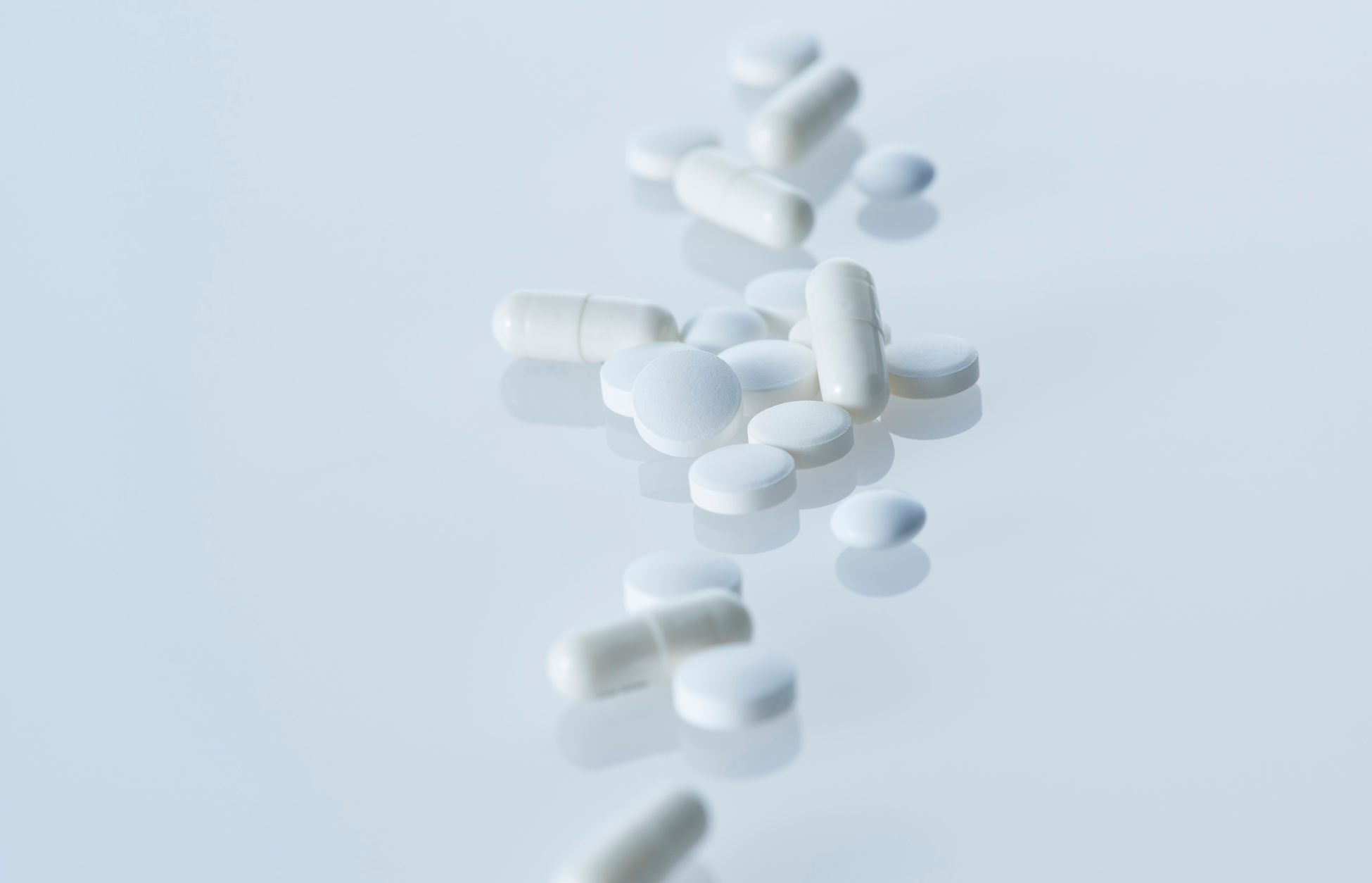 White pills and capsules representing oral GLP-1 medications for weight loss and diabetes treatment